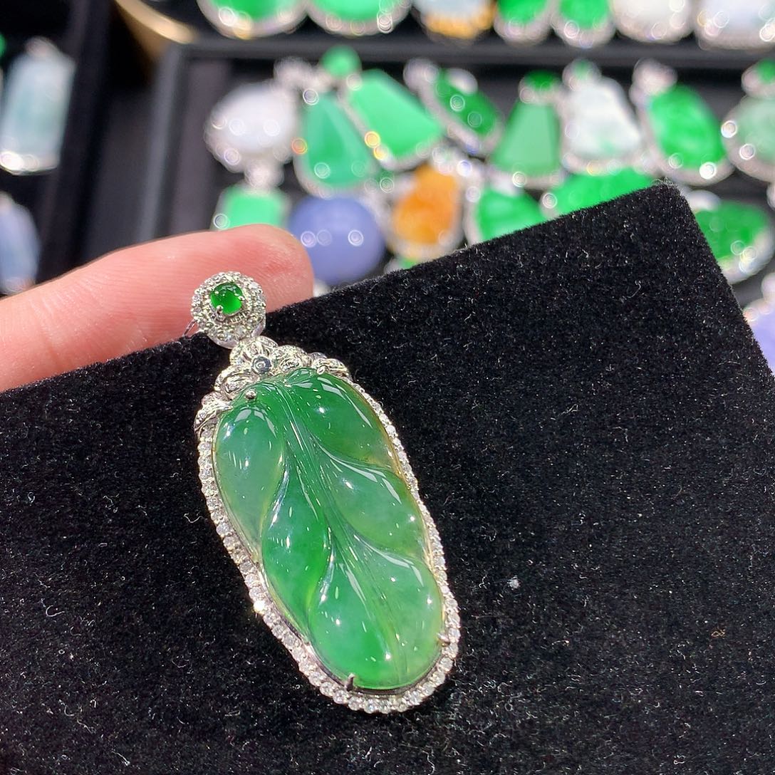 翡翠18K金镶嵌颈饰