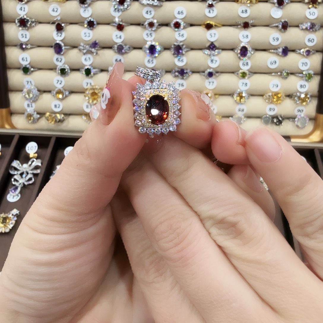 蛇纹石玉颈饰合金維*