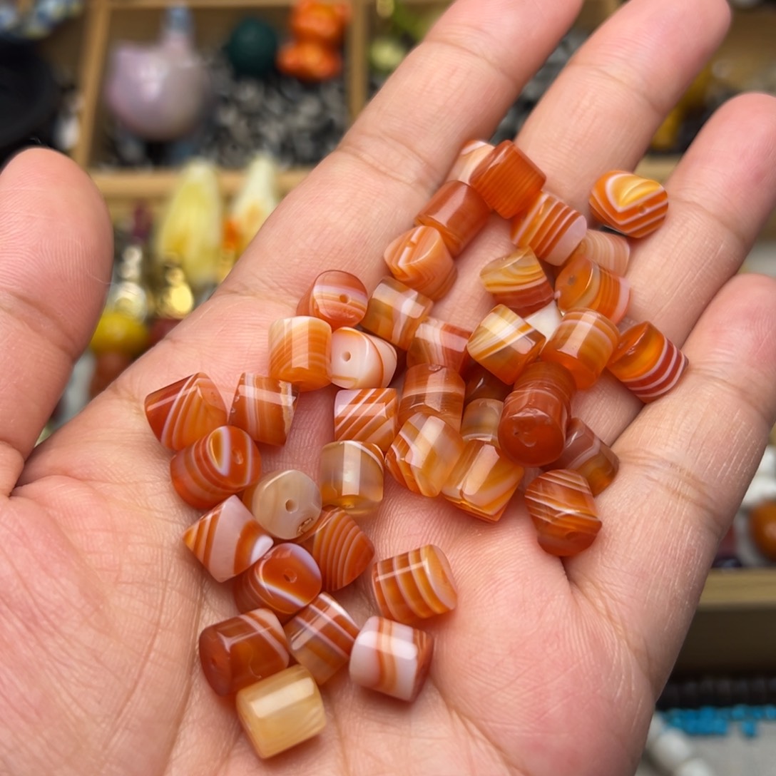 玛瑙/玉髓8mm红缠丝直切未镶嵌多样性发其中两颗