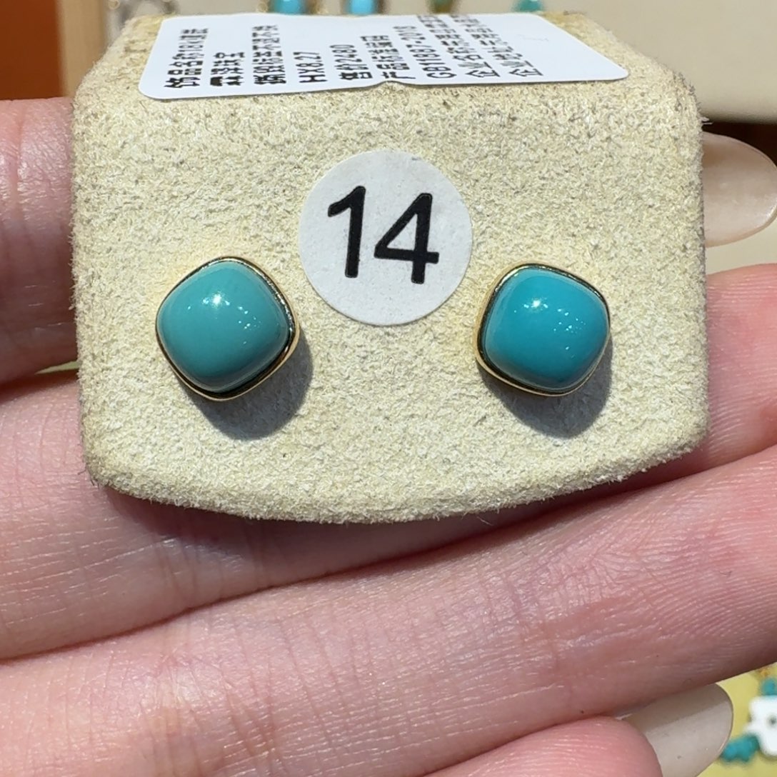 18K金镶嵌绿松石耳钉