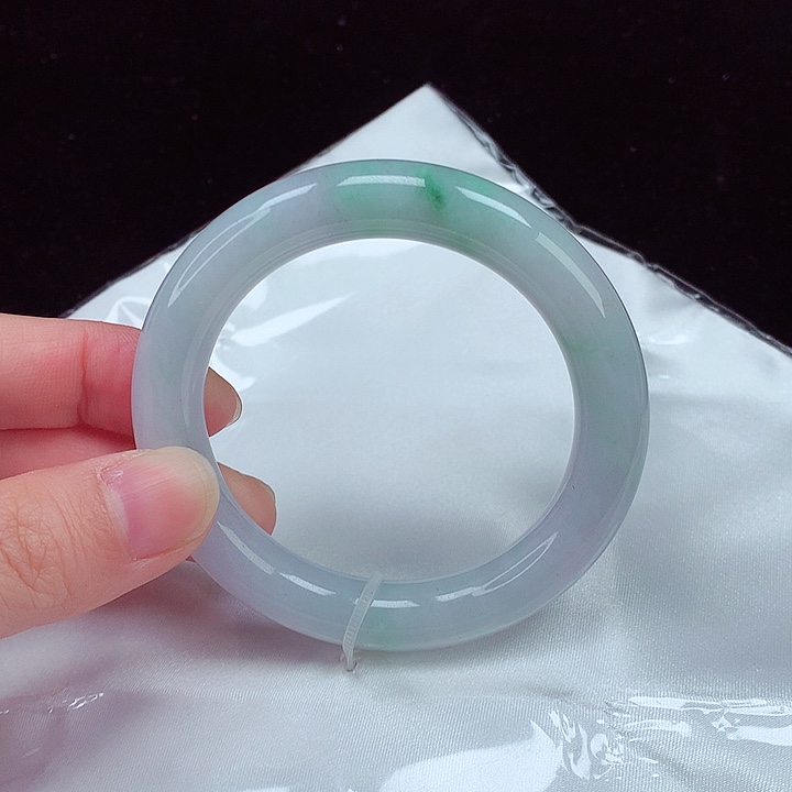 翡翠手镯未镶嵌翡翠