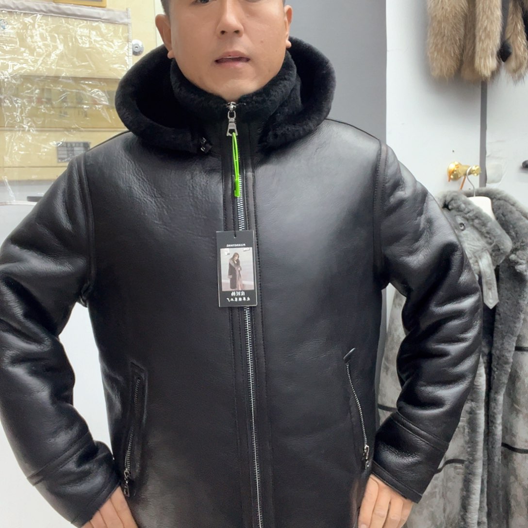 黑色帽款皮毛一体