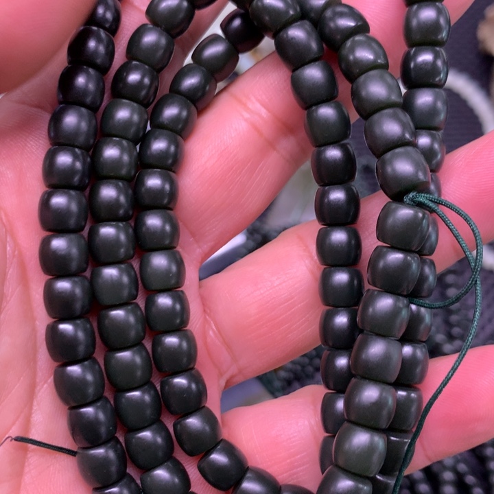 颈饰未镶嵌透闪石质玉