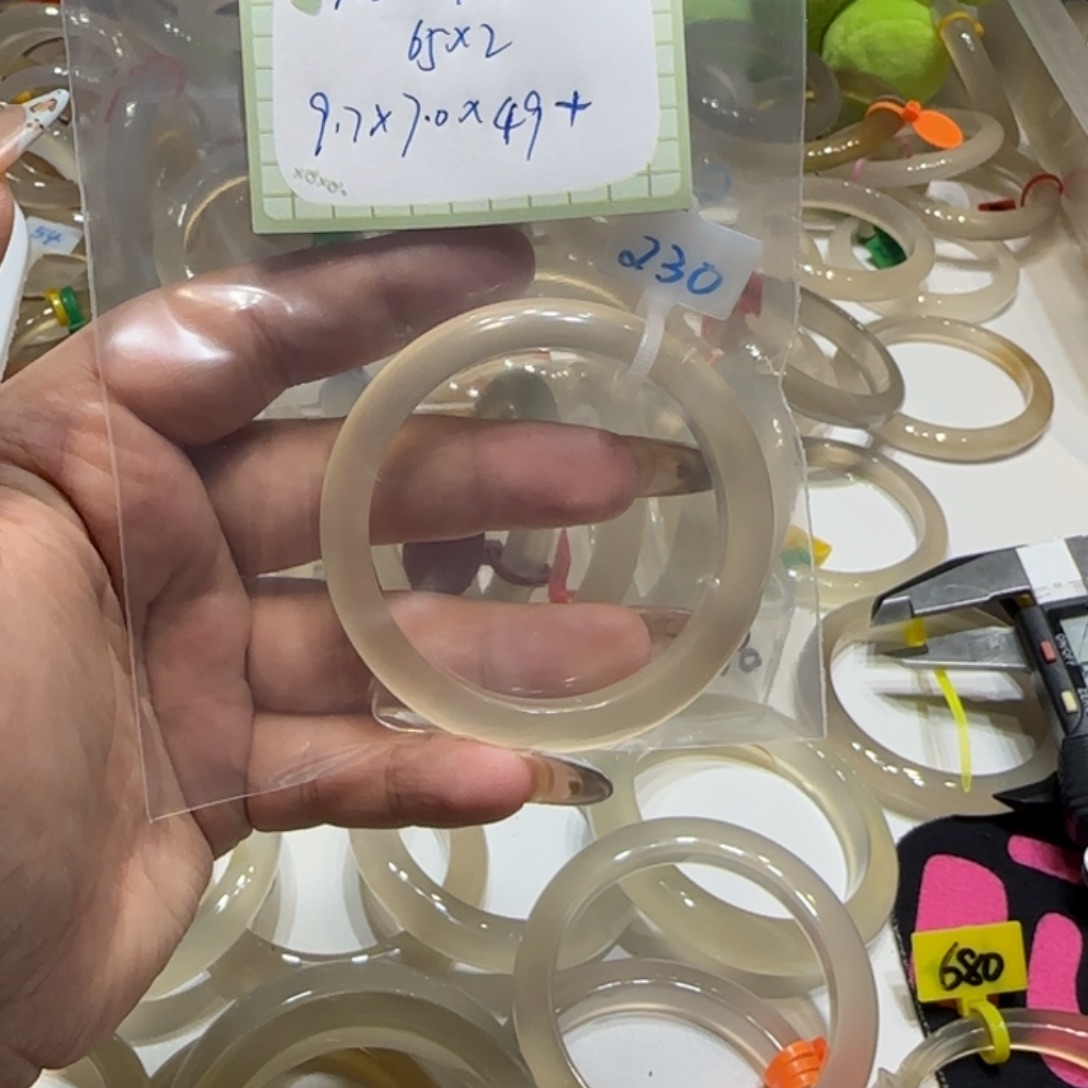 i***o玛瑙/玉髓手镯未镶嵌