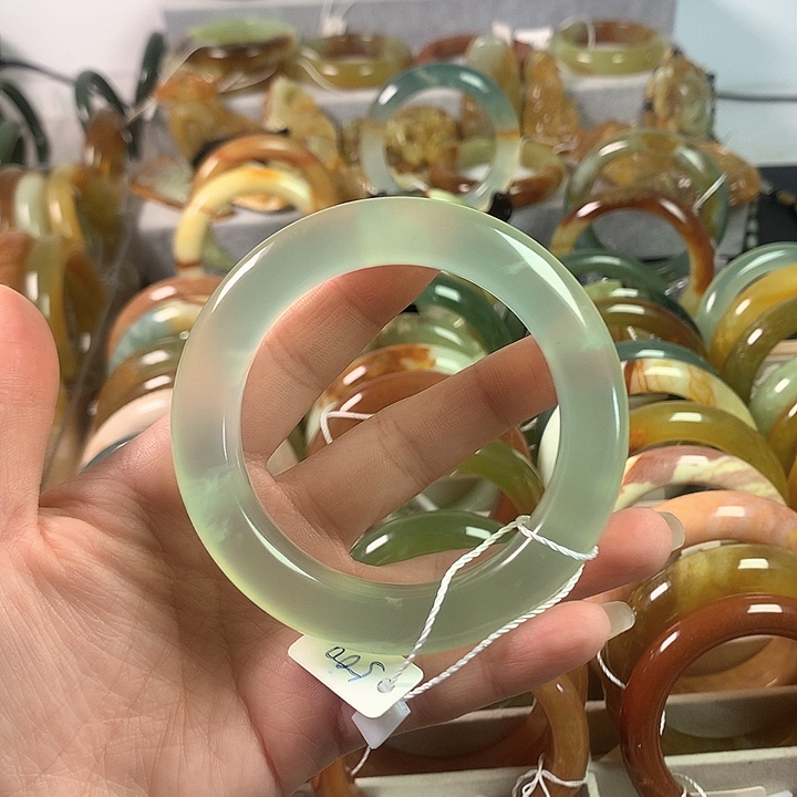 岫玉手镯未镶嵌绿蓝