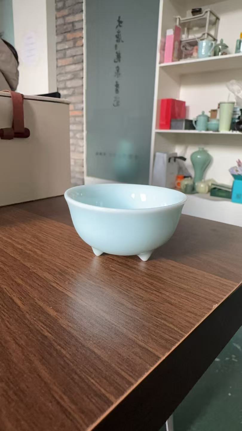 三足粉青品茗杯（带底章）龙泉青瓷二等品