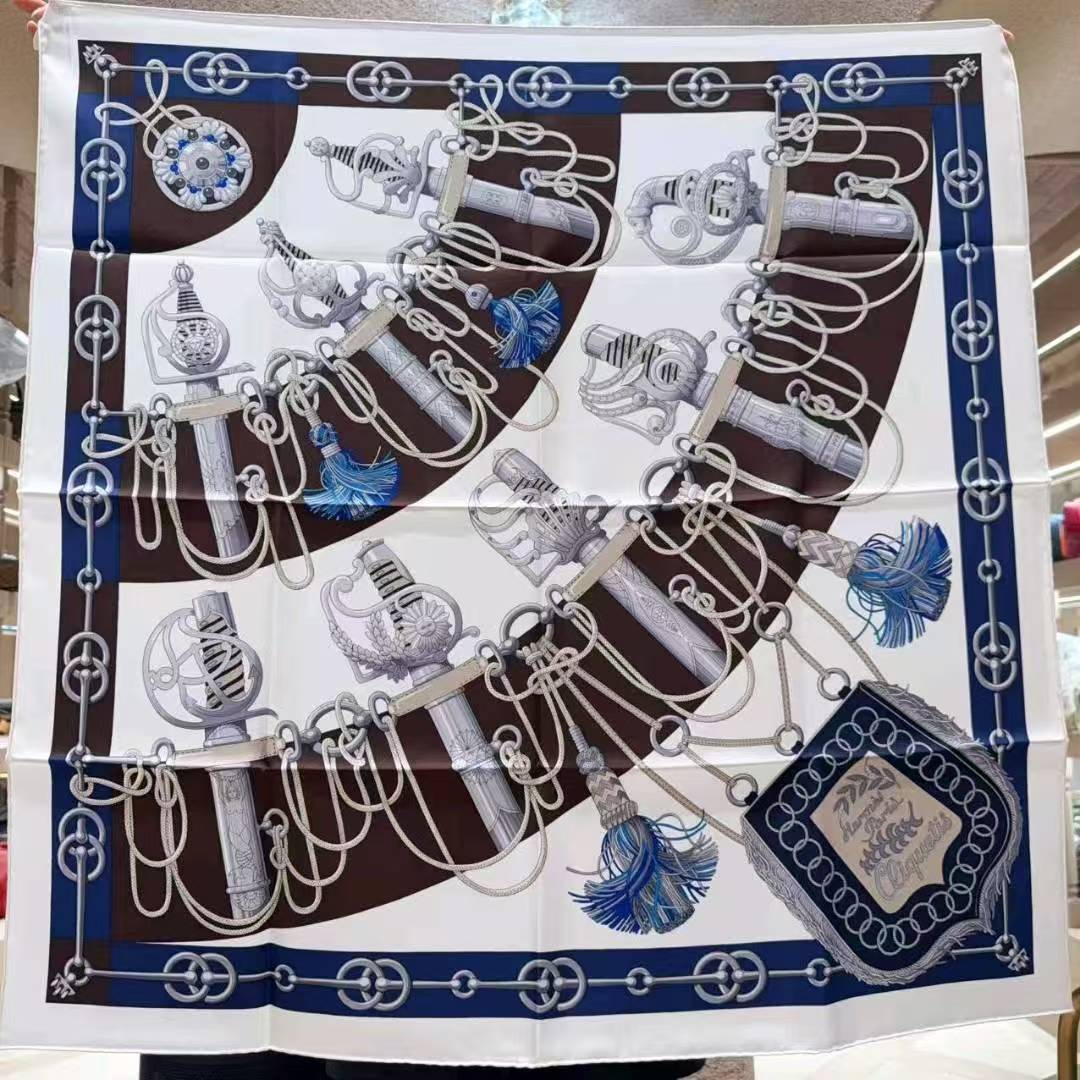 未使用 Hermes/爱马仕 “军刀进行曲”丝巾尺寸： 90*90cm