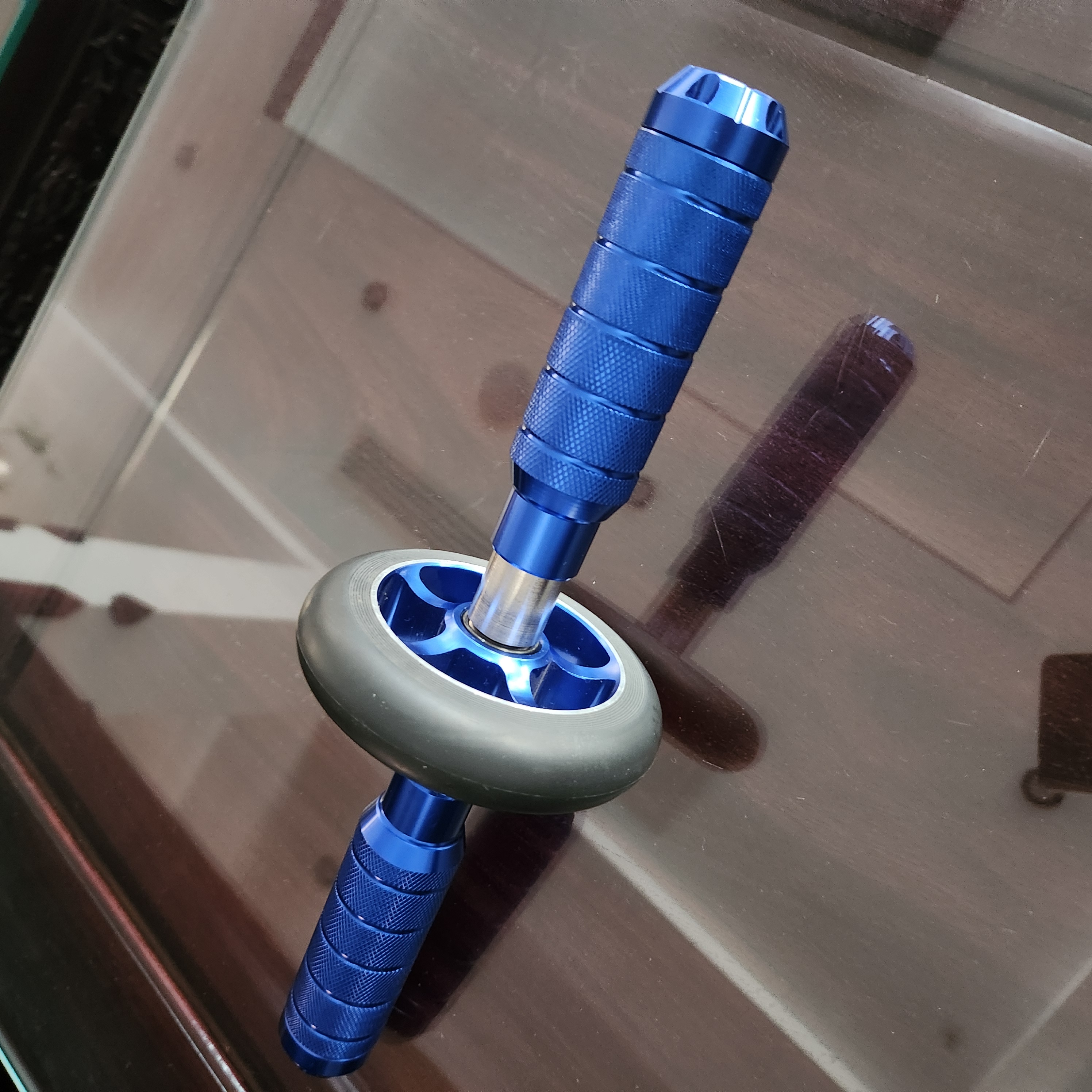 健腹轮直径10厘米，铝合金轮毂，橡胶轮胎铝合金把手单边长度14厘米