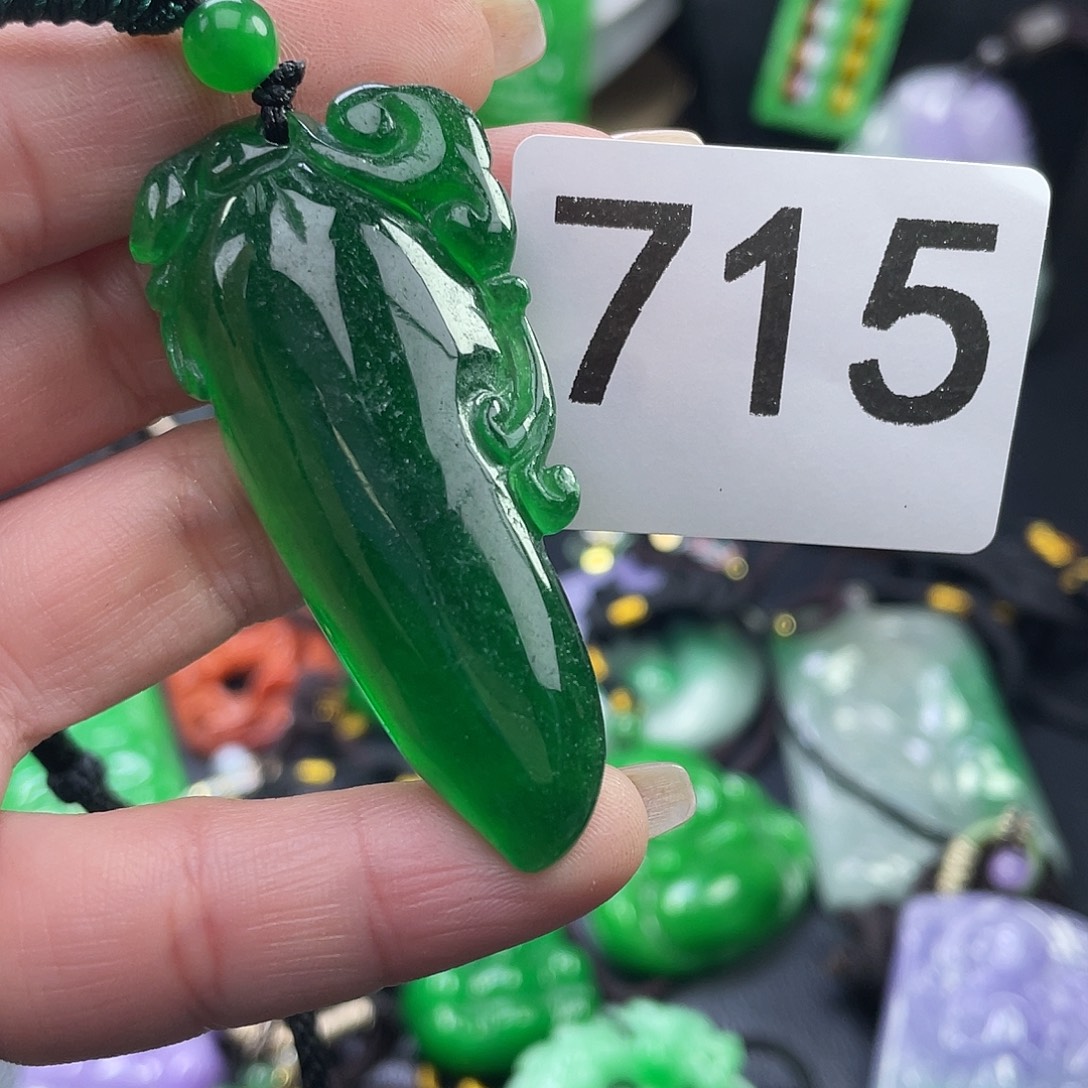 翡翠未镶嵌吊坠(赠链)