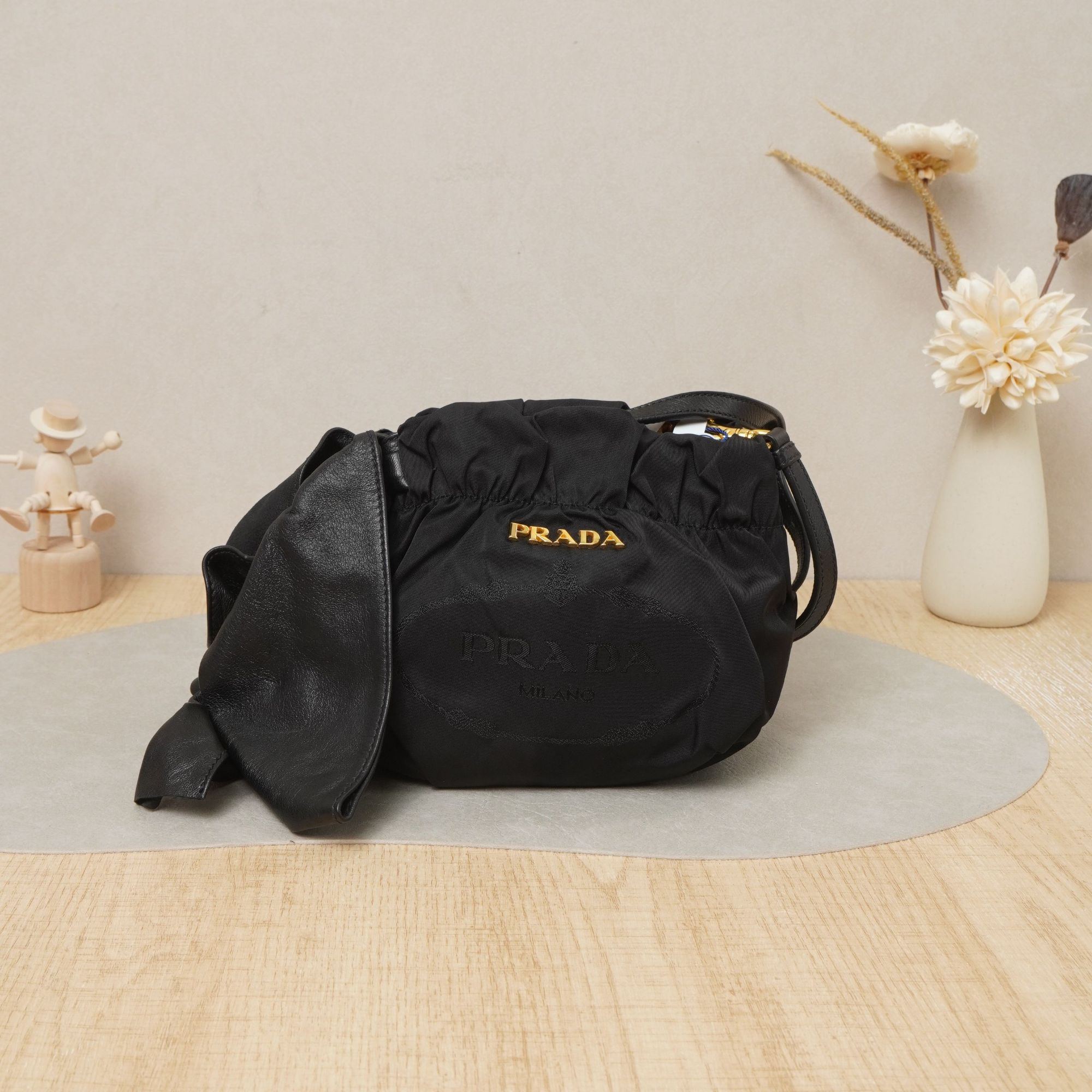 95新 Prada/普拉达 普拉达蝴蝶结小福袋黑金尼龙/肩带/DS039685