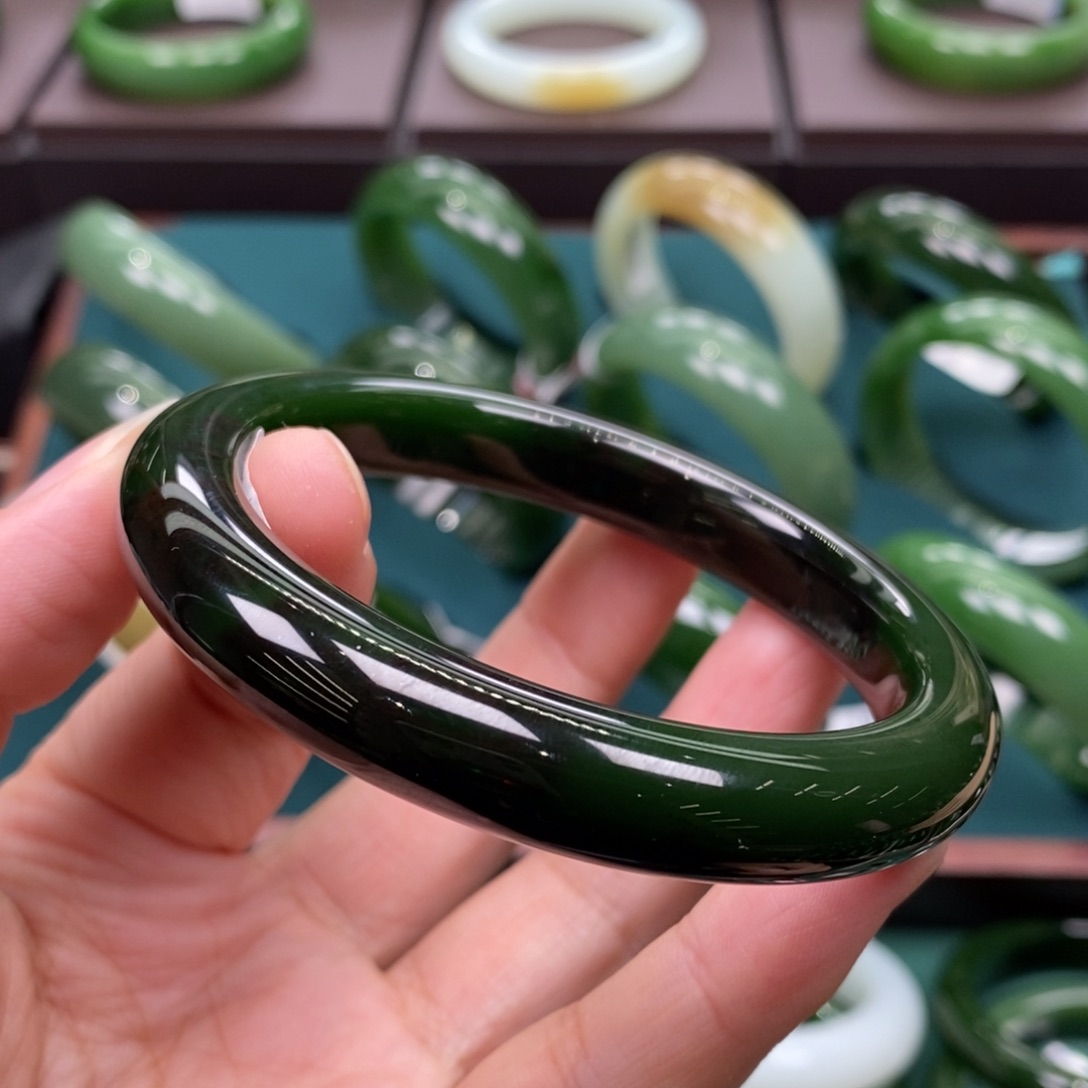 和田玉（碧玉）未镶嵌手镯