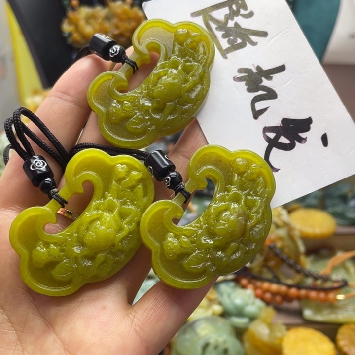 蛇纹石玉未镶嵌颈饰