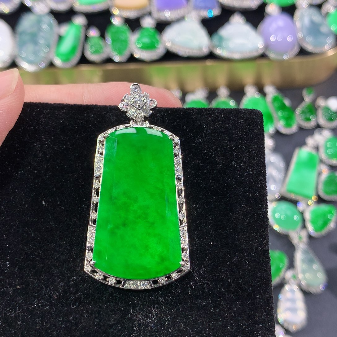 翡翠18K金镶嵌颈饰