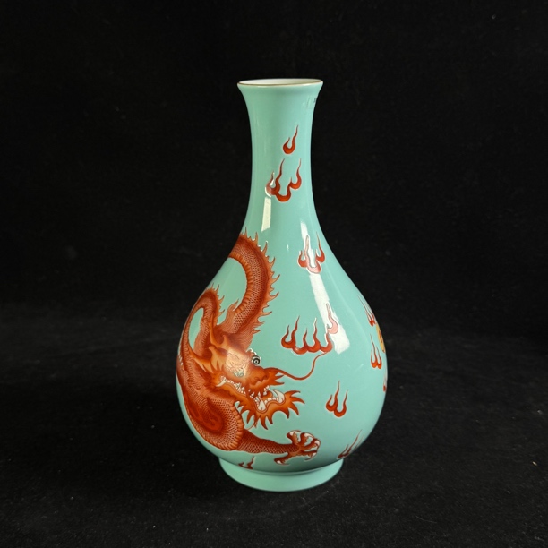 Y松石绿地矾红彩龙戏珠纹赏瓶