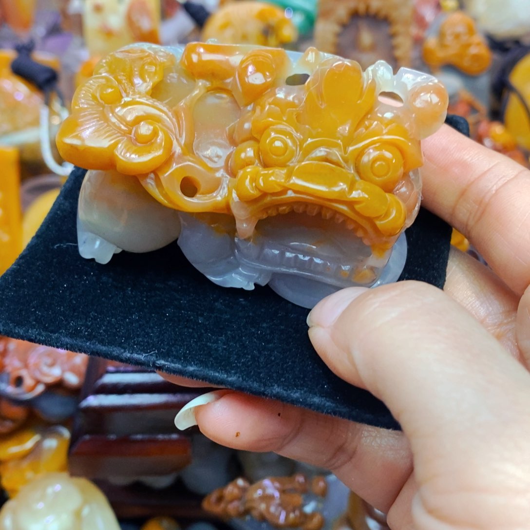 未镶嵌石英质玉（黄龙玉）颈饰