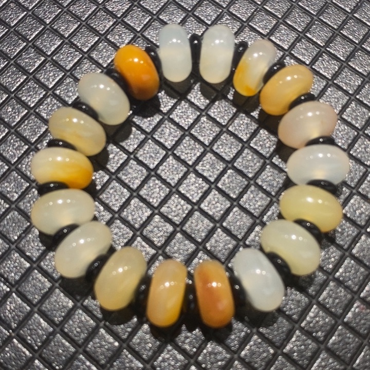 未镶嵌石英质玉（黄龙玉）颈饰