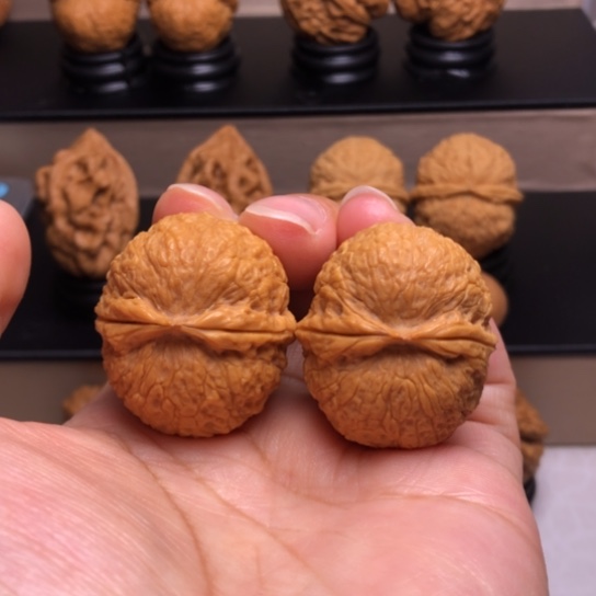 文玩核桃把件冰裂纹绣球24