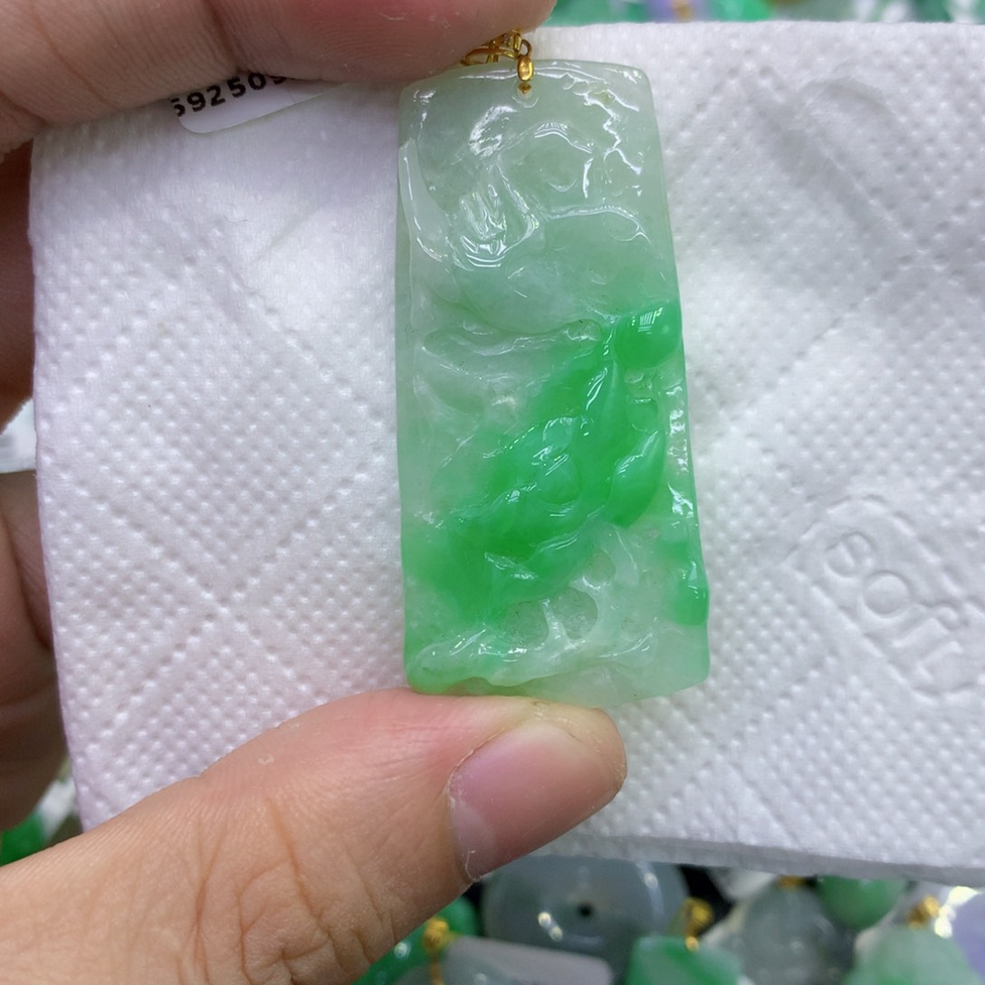 颈饰18K金镶嵌翡翠