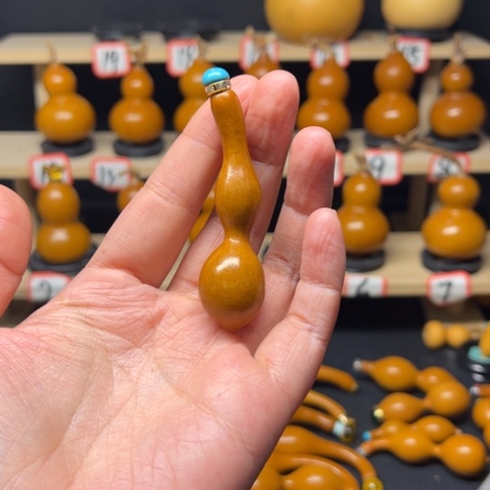 .***i天然小葫芦手把件