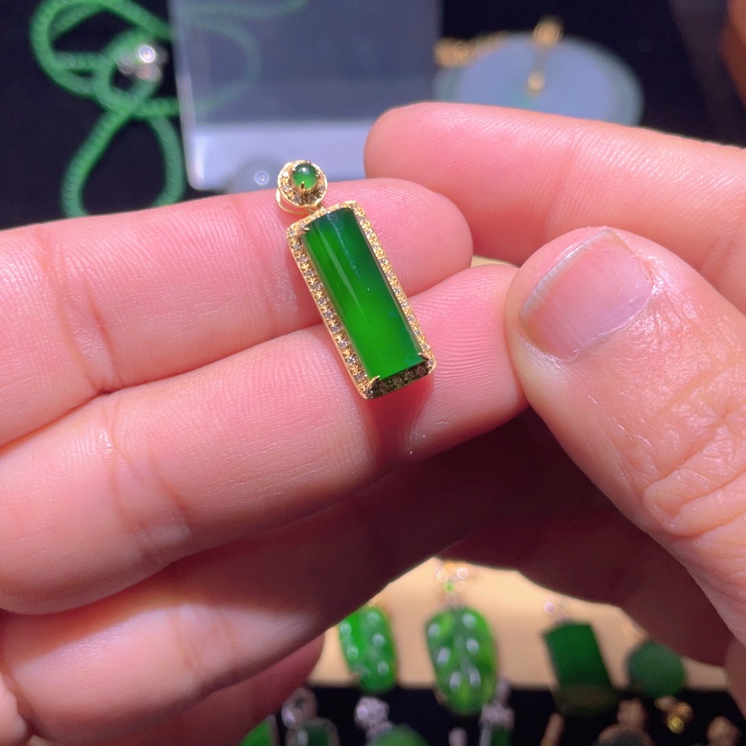 翡翠颈饰18K金镶嵌翡翠