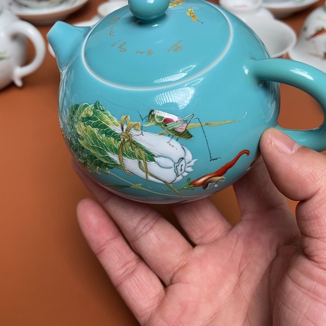 凌***远手工珐琅彩白菜壶