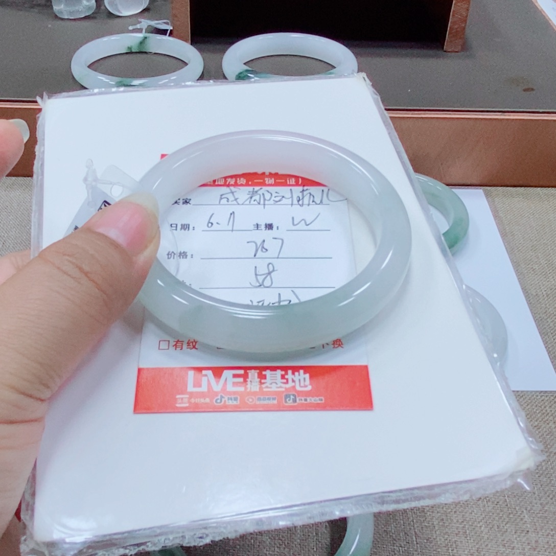 成***儿石英质玉手镯未镶嵌