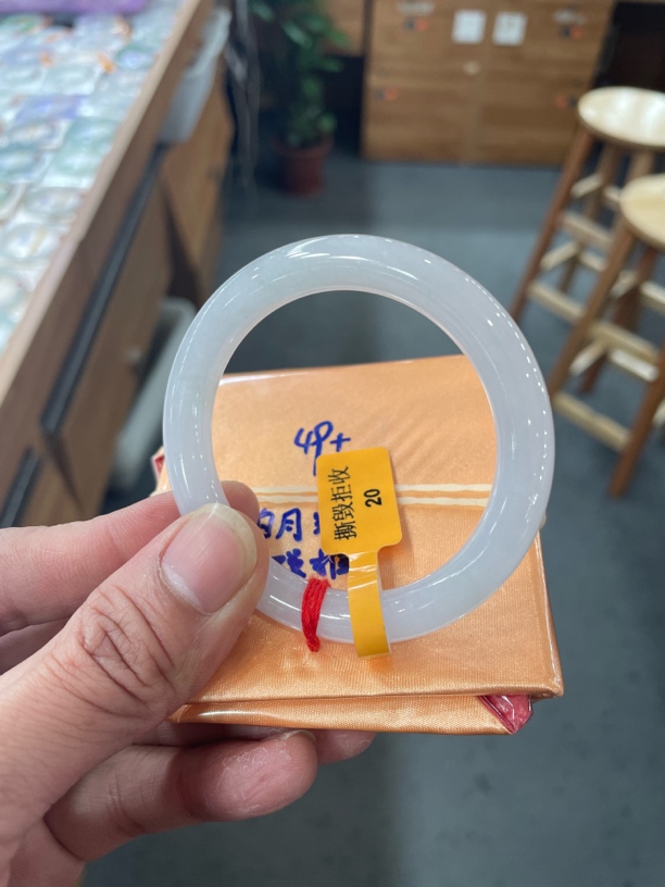 翡翠手镯未镶嵌翡翠