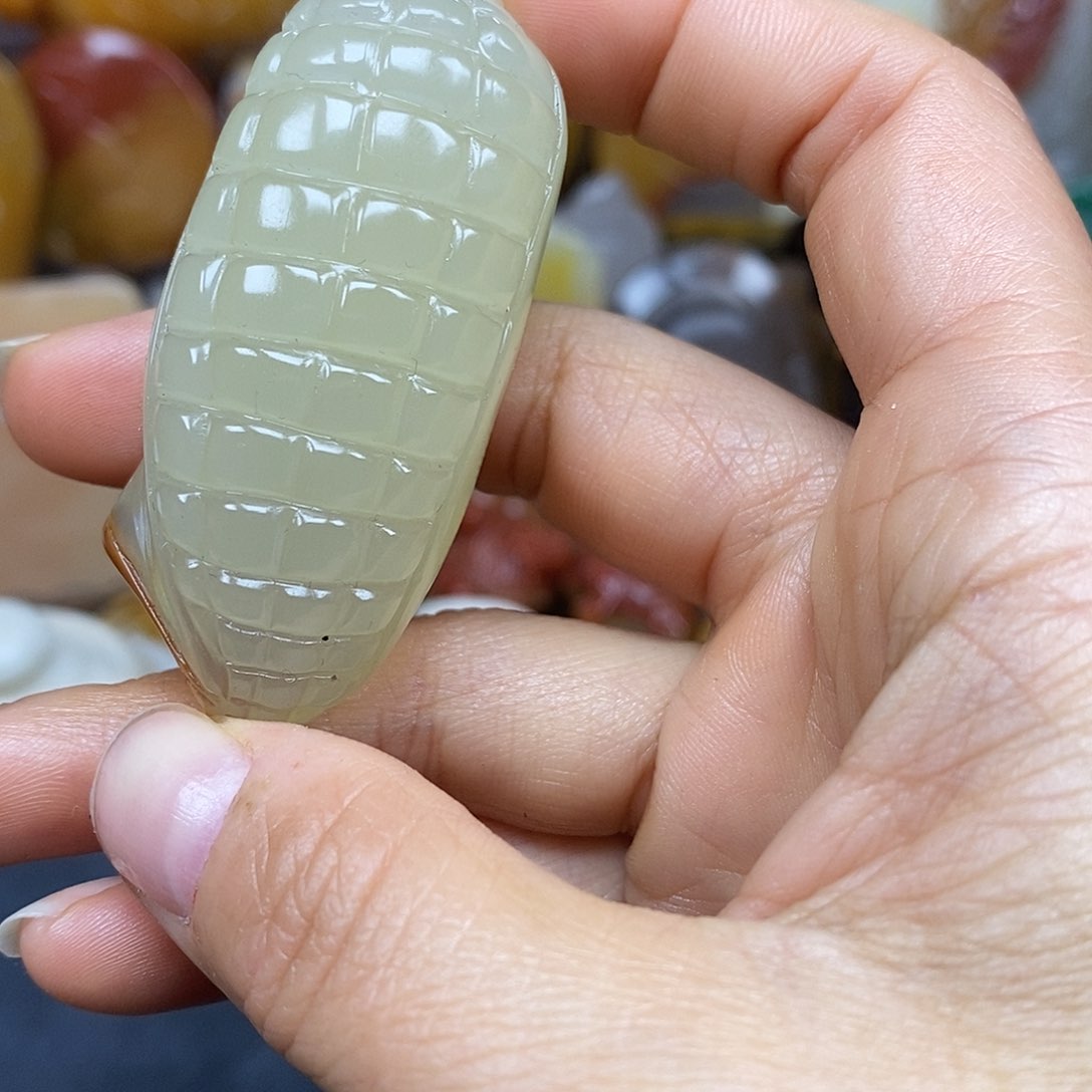 石英质玉（黄龙玉）颈饰未镶嵌