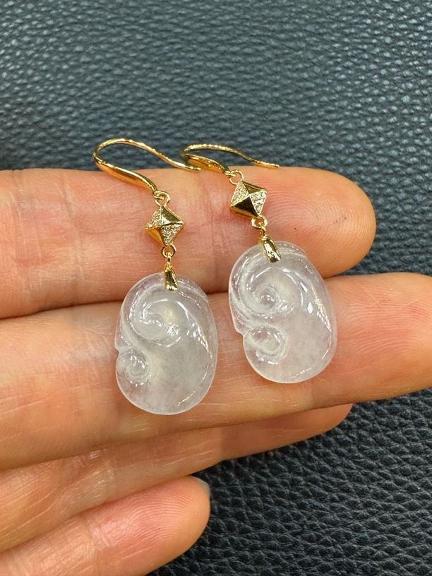 18 K金镶嵌缅甸翡翠高冰如意耳勾一对15.5、11.1、3.8