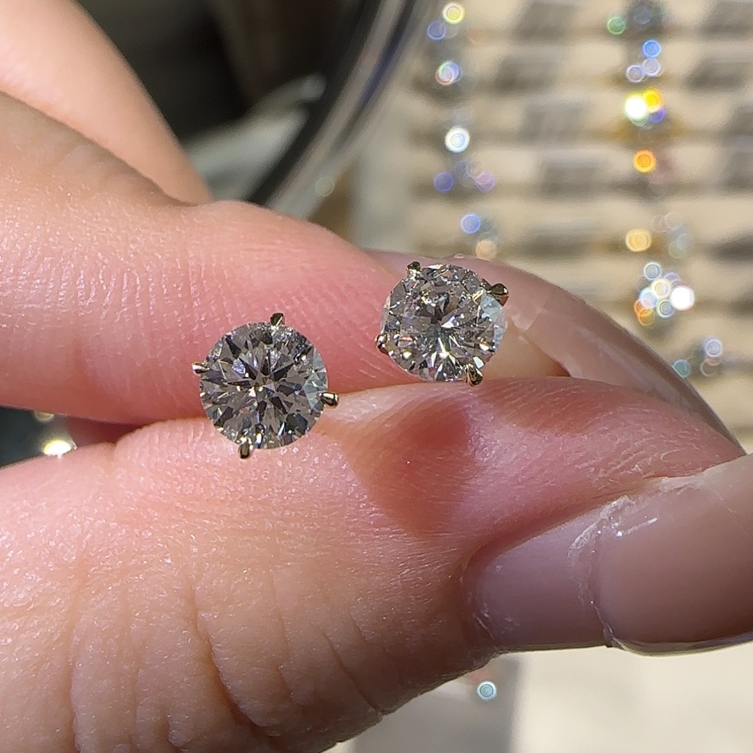 18K金镶嵌实验室培育钻石四爪耳钉 一共74分