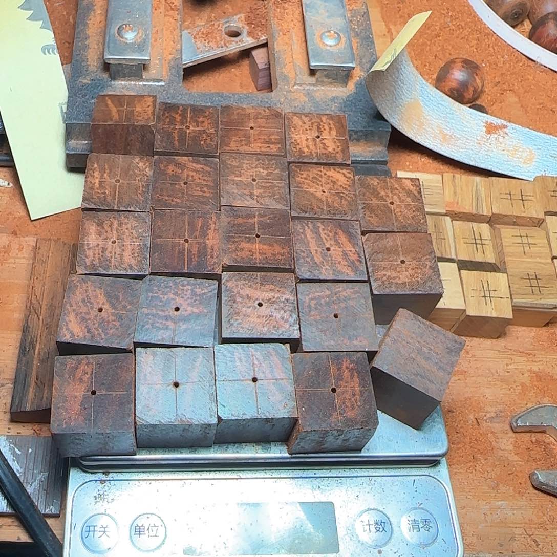 檀香紫檀（小叶紫檀）。*