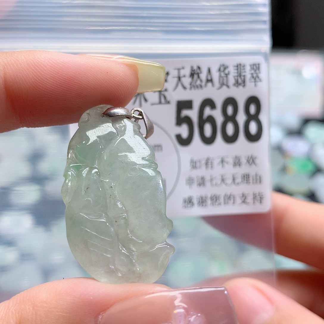 翡翠未镶嵌颈饰，