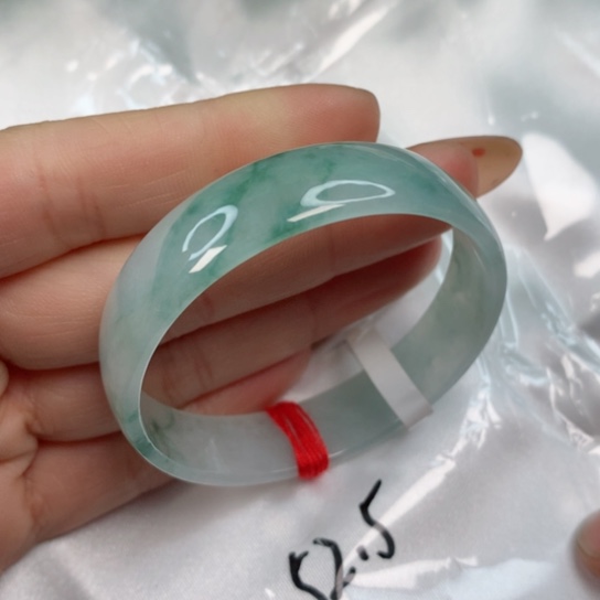 翡翠手镯未镶嵌……….