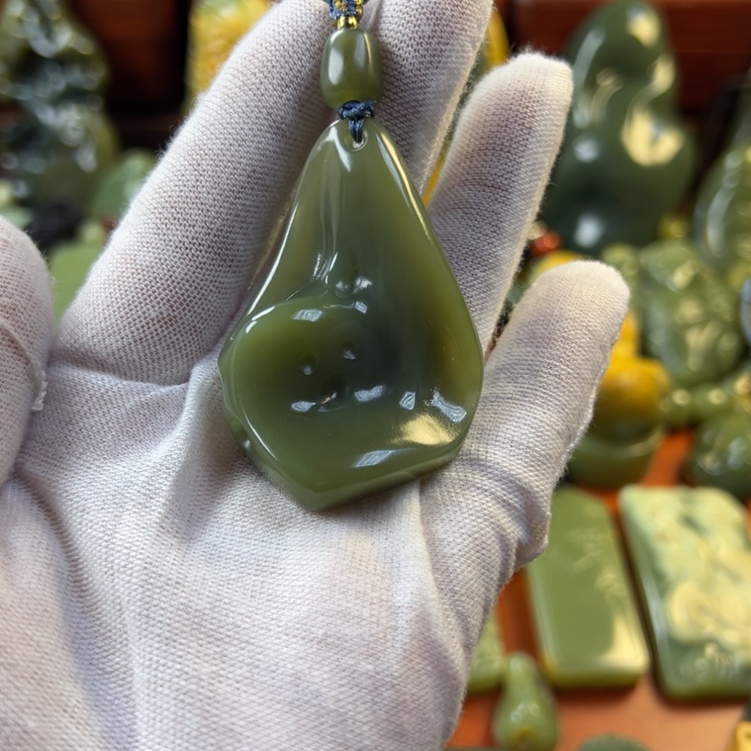 岫岩老玉（透闪石质玉）颈饰未镶嵌