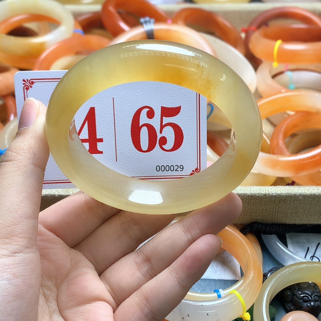 未镶嵌石英质玉（黄龙玉）手镯捞****姨