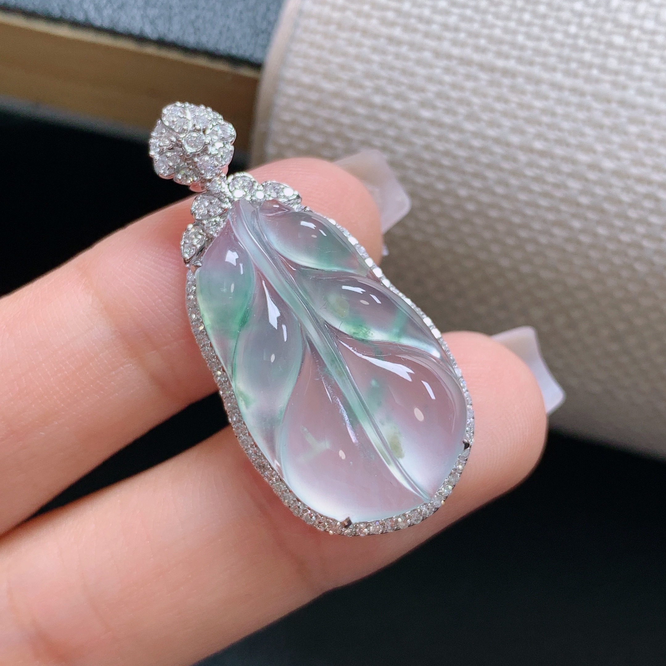 缅甸天然A货翡翠18k金镶嵌冰种飘绿叶子吊坠冰透轻奢翡翠饰品