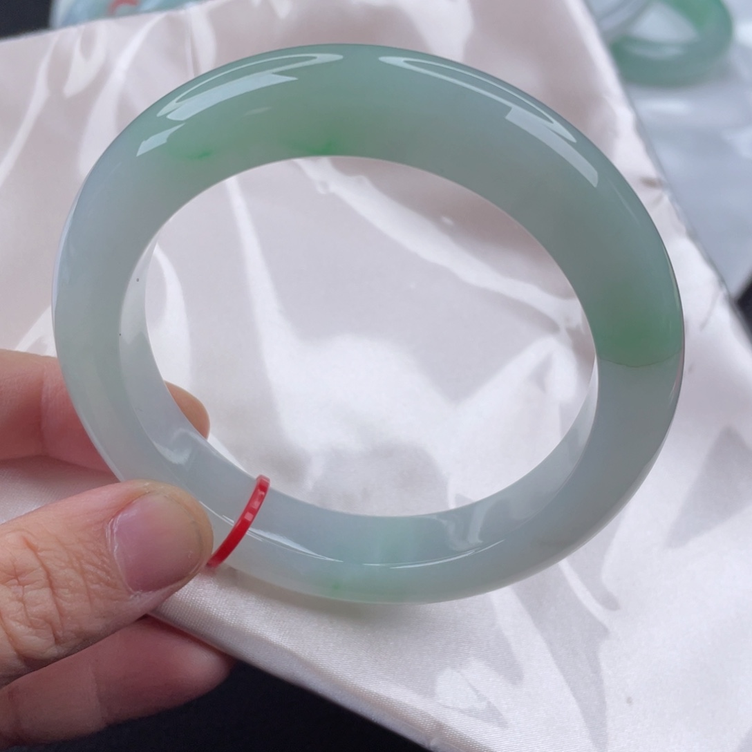 翡翠手镯未镶嵌61圈口