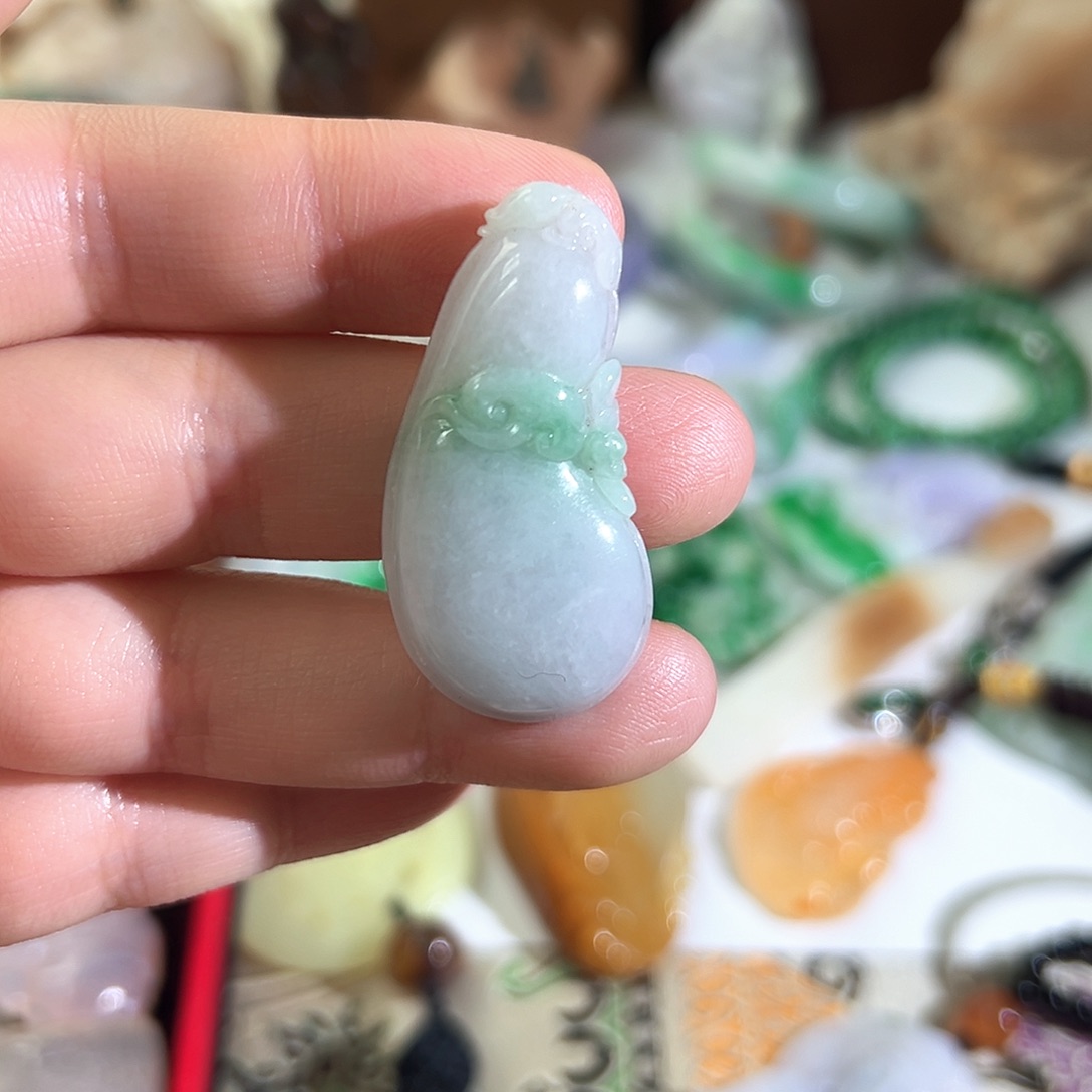 翡翠未镶嵌颈饰翡翠飘绿俏色巧雕瓜迭绵绵