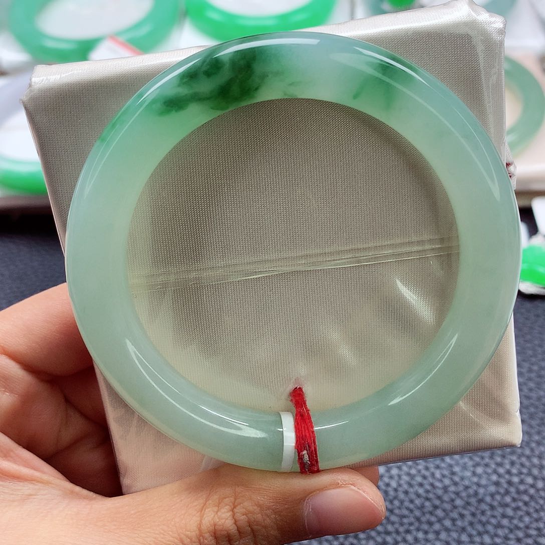 翡翠手镯未镶嵌?*天然翡翠