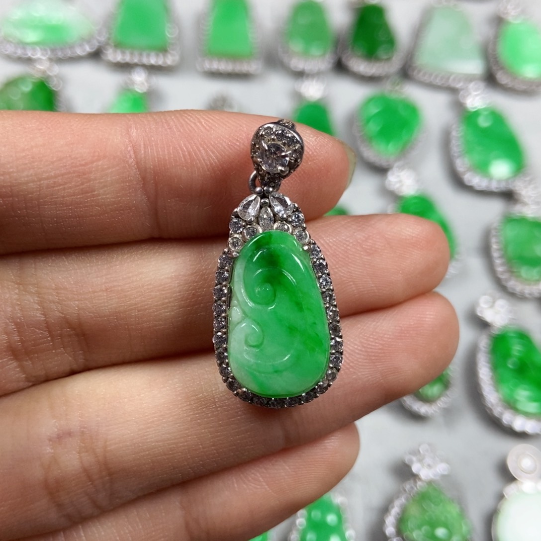 颈饰未镶嵌翡翠如意