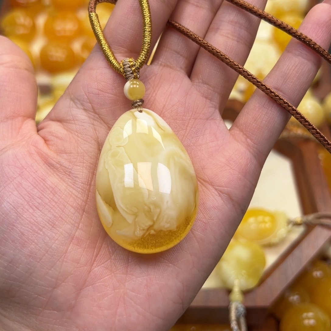 琥珀未镶嵌颈饰蜜蜡