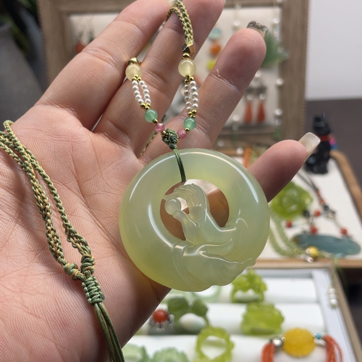 蛇纹石玉吊坠未镶嵌