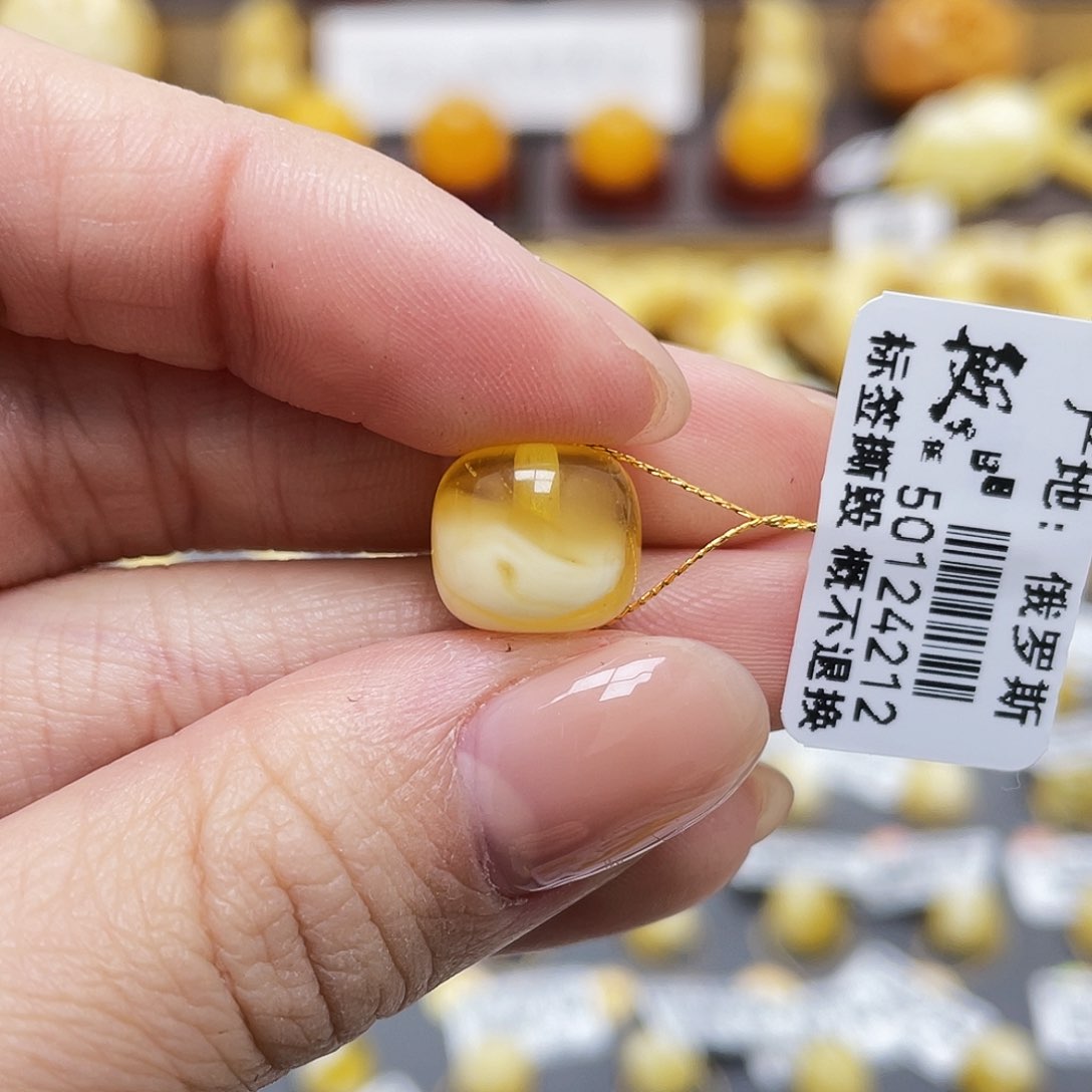 琥珀裸石未镶嵌蜜蜡老型11*9.9mm瑕疵