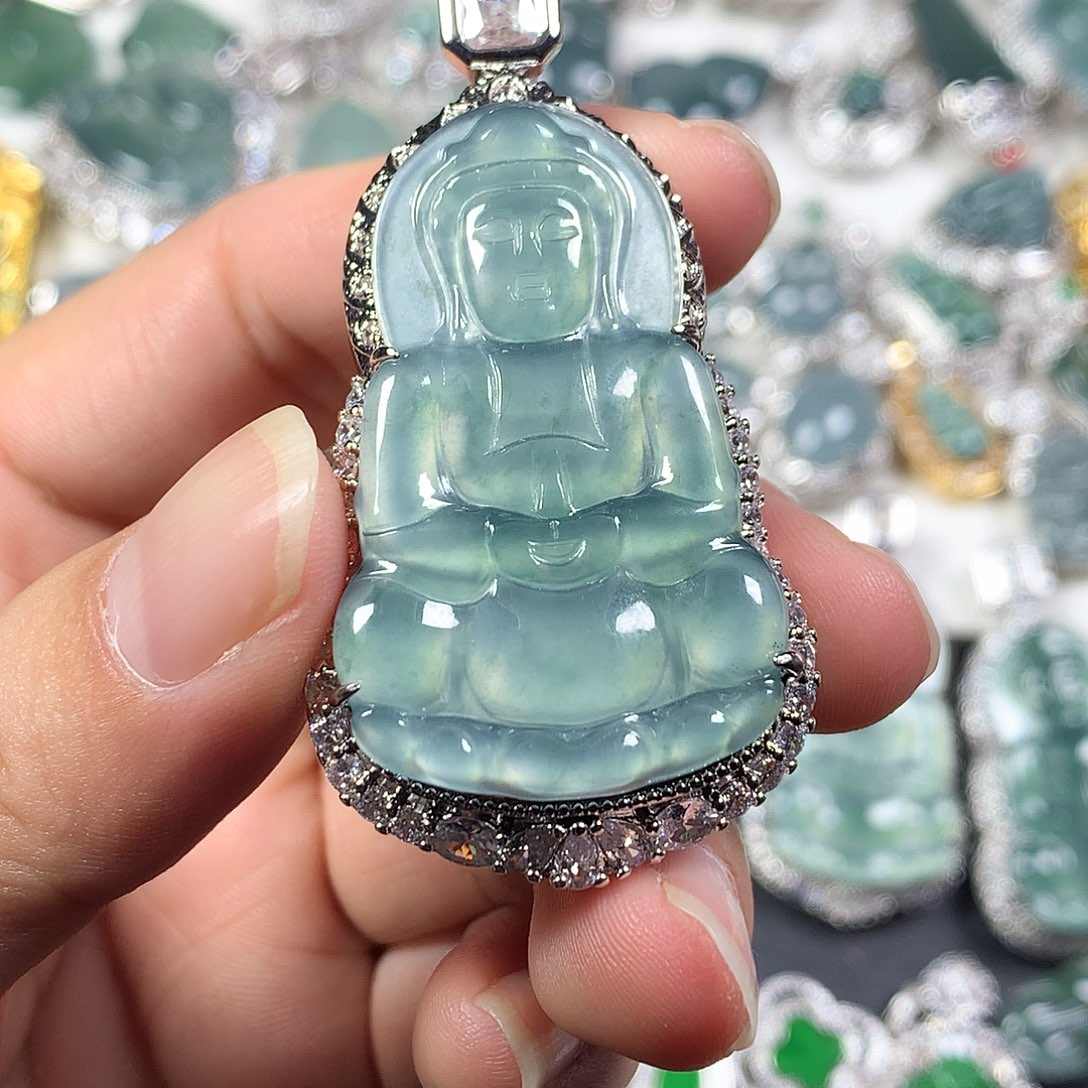 翡翠未镶嵌颈饰观音