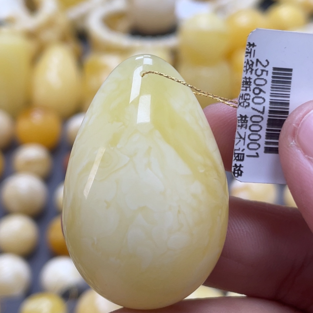 蜜蜡未镶嵌裸石42*27*13mm