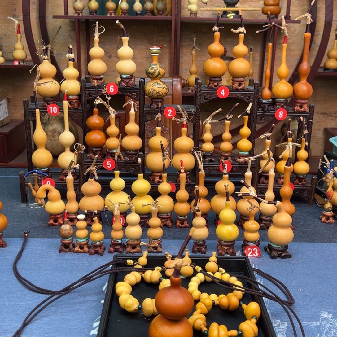 官***员葫芦等多种颜色的花鸟画作品