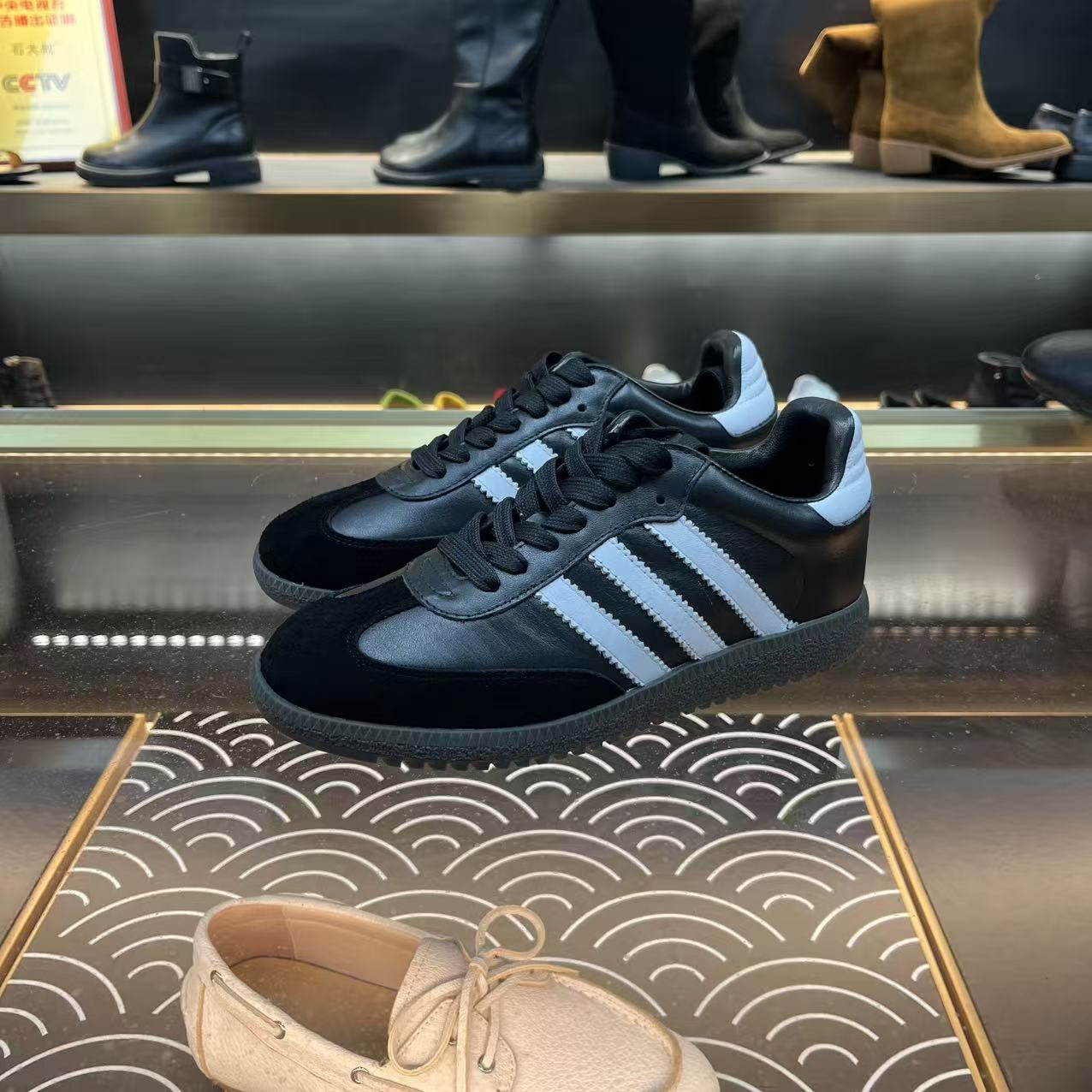  女鞋德迅板鞋舒服运动牛皮