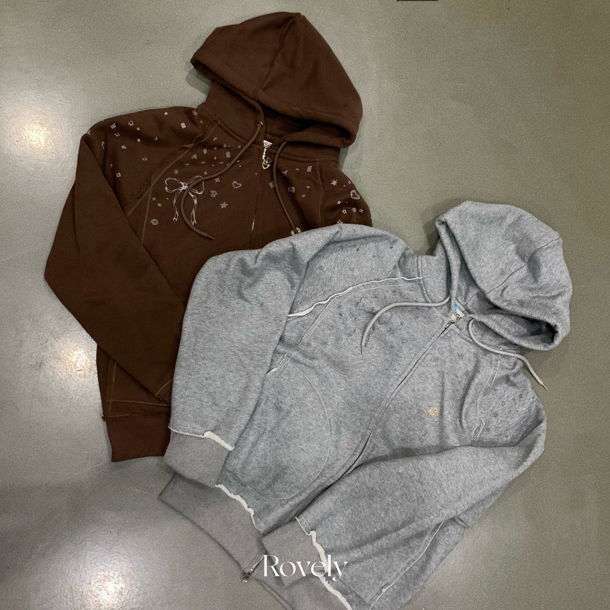 Rovely【宋河英和丹尼尔同款】宽松拉链蝴蝶结星星印花连帽卫衣
