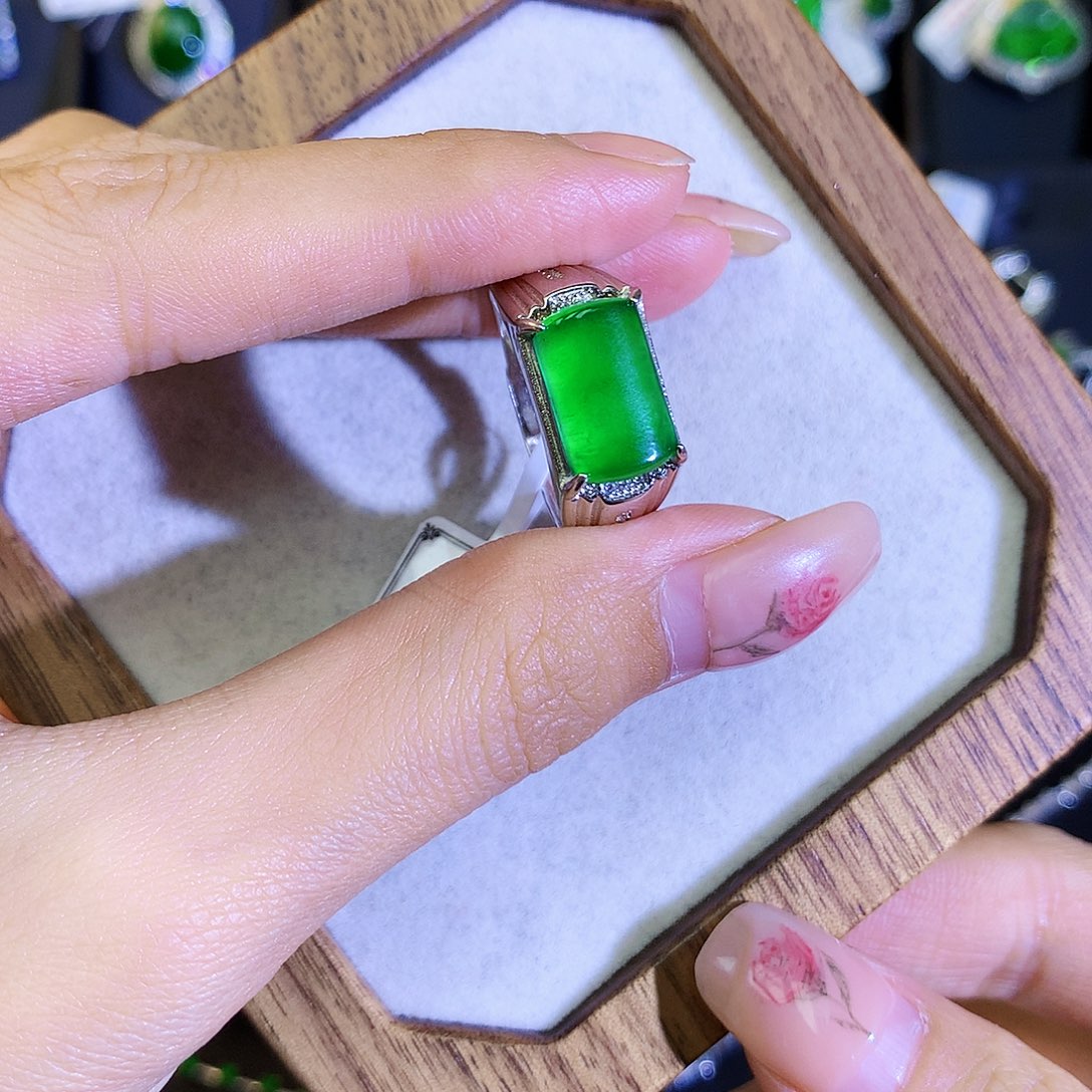 翡翠戒指银S925镶嵌天然翡翠马鞍戒指