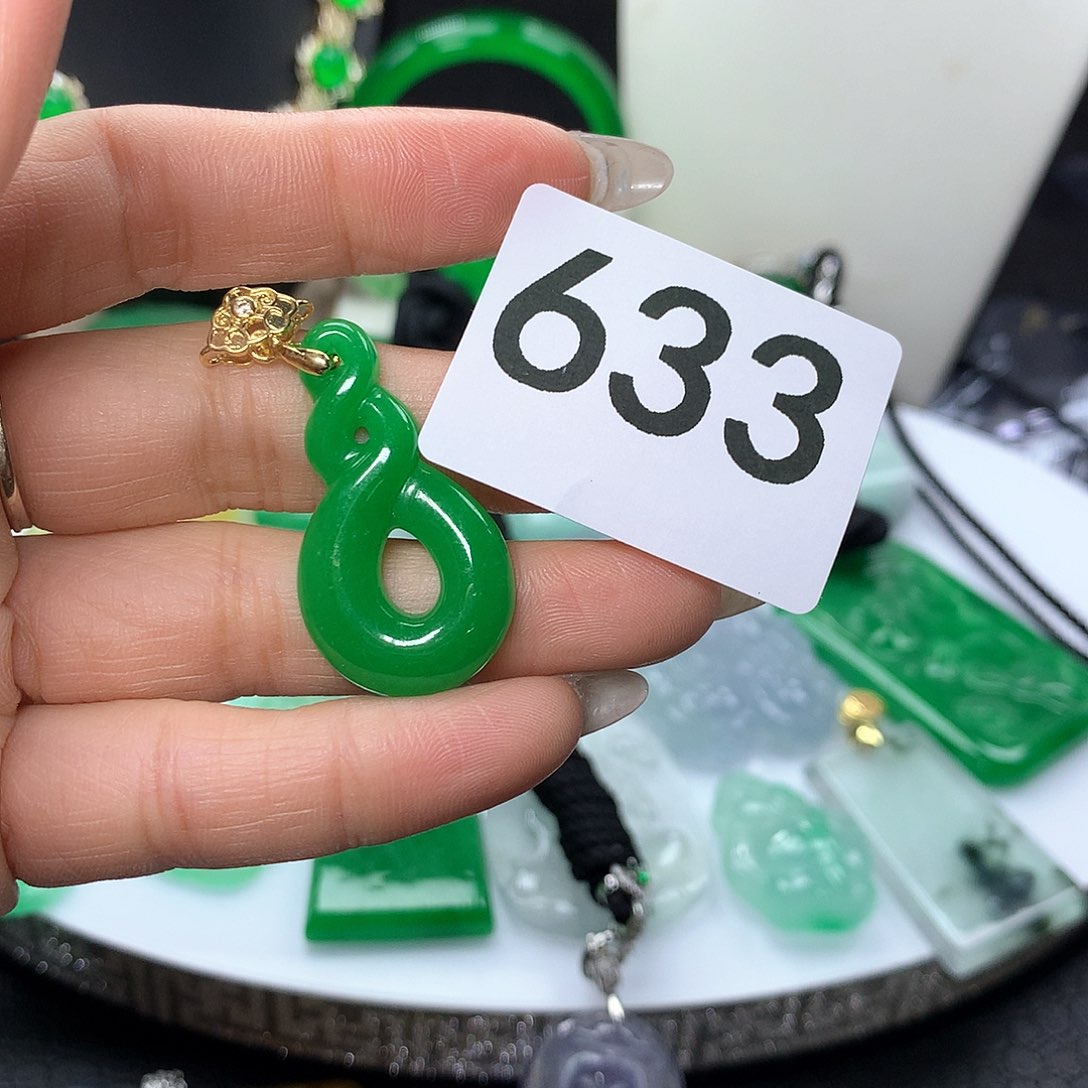 翡翠吊坠(赠链)未镶嵌